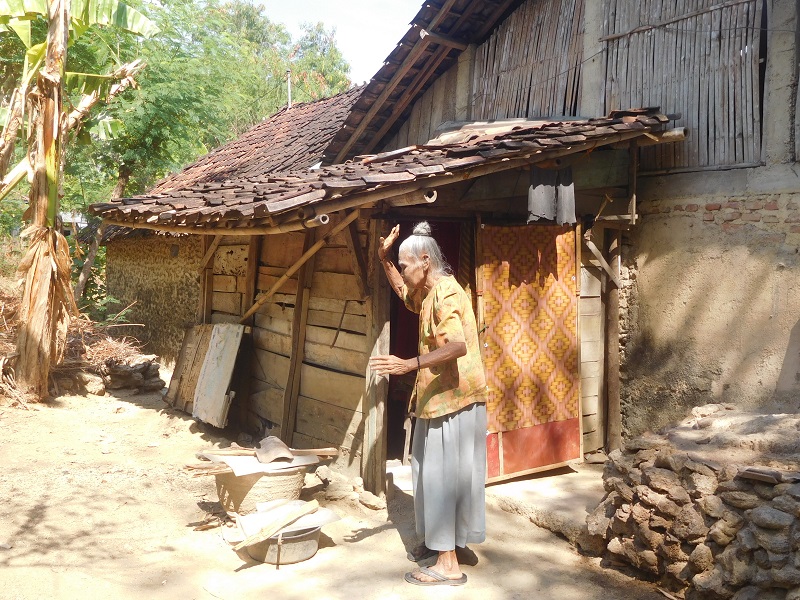 Mbah Sulipah (90 tahun), warga Desa Sukolilo, Kec. Sukolilo, Pati / Clakclik.com, Minggu (20/10/2019)