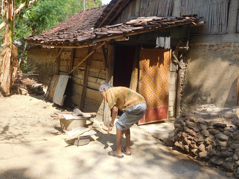 Mbah Sulipah (90 tahun), warga Desa Sukolilo, Kec. Sukolilo, Pati / Clakclik.com, Minggu (20/10/2019)