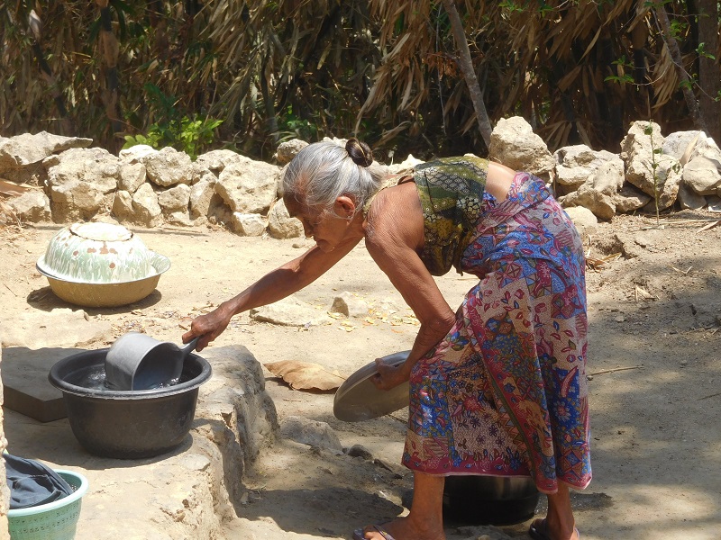 Mbah Patemi (91 tahun), warga Desa Sukolilo, Kec. Sukolilo, Pati / Clakclik.com, Minggu (20/10/2019)