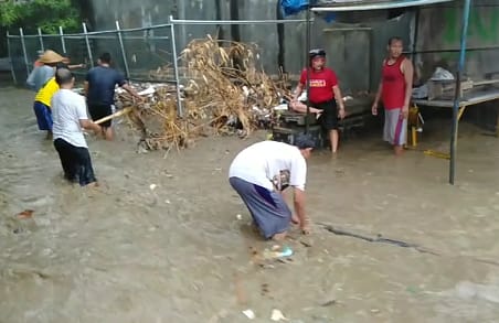Warga membersihkan sampah ditengah banjir bandang di sekitar Pasar Sukolilo, Kec. Sukolilo, Pati, Sabtu (2/11/2019) / Istimewa