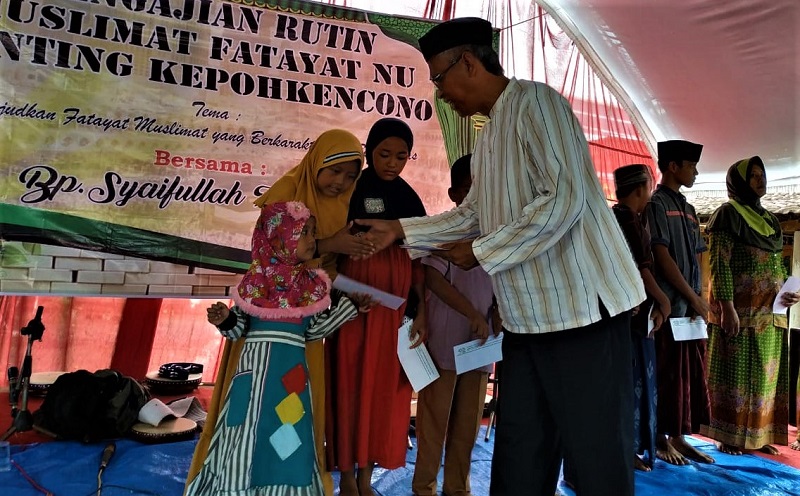 Perwakilan aparat Desa Kepohkencono di daulat Lazisnu Pucakwangi untuk menyerahkan santunan, Minggu (1/3/2020) / Istimewa