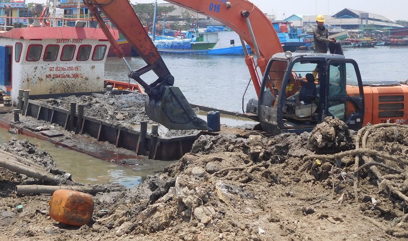 Alat berat sedang melakukan pengerukan lumpur di tepi Sungai Juwana beberapa waktu lalu / Clakclik.com