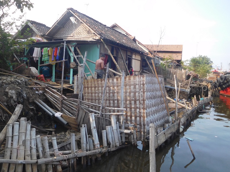 Rumah pasangan Lansia Paidi (65 tahun) dan Mulyati (62 tahun) di Desa Kudukeras, Juwana harus disangga bambu agar tidak roboh, Minggu (13/10/2019) / Clakclik.com. 