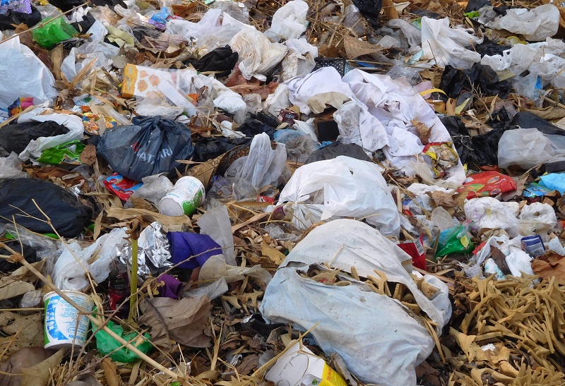 Tumpukan sampah rumah tangga. Lokasi tepi jalan tembus Pucakwangi - Winong tepatnya di tegalan tepi sungai sebelah barat Desa Karangrejo / Clakclik.com, Selasa (15/10/2019)