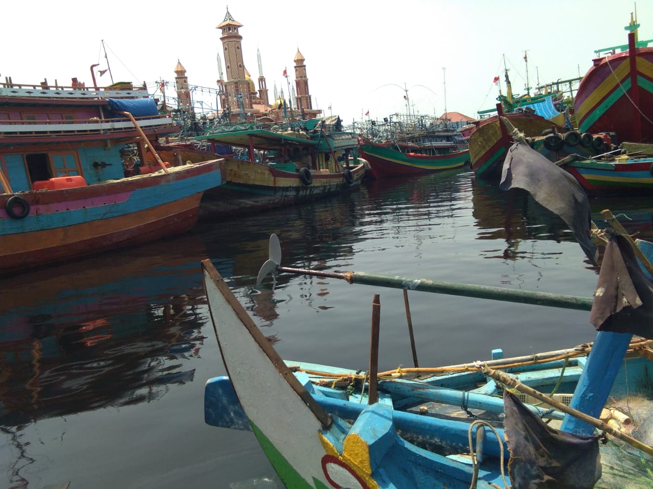 Berwarna Hitam Pekat dan Berbau Menyengat, Sungai Juwana Diduga Tercemar