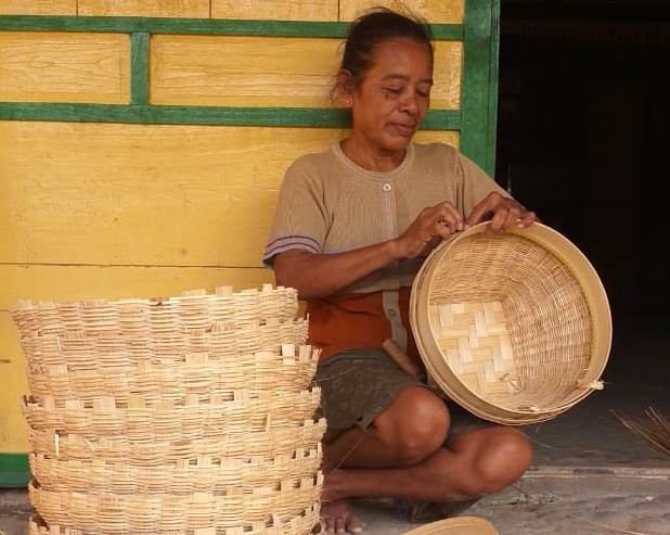 Sumiyati (59 tahun) sedang menganyam dunak di teras rumahnya di Desa Pulorejo, Sabtu (5/10/2019)/Clakclik.com