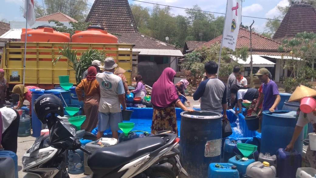 Warga Desa Karangrejo, Pucakwangi mengerumuni truk bantuan air bersih beberapa waktu lalu/Foto WAG MWC NU Pucakwangi