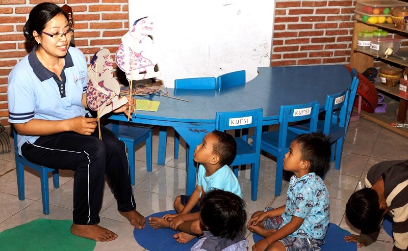 Guru memanfaatkan media wayang dalam proses pembelajaran di PAUD/Dokumen PAUD Joglo, Pati