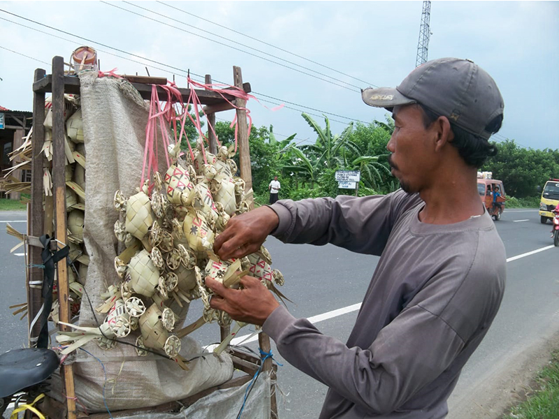 Pedagang mainan anak tradisional 