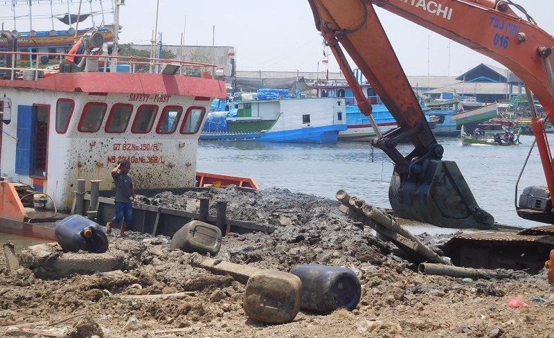 Beberapa alat berat sedang dioperasiokan untuk normalisasi Sungai Juwana di sekitar Desa Bendar, Kec. Juwana, Sabtu, (12/10/2019) / Clakclik.com