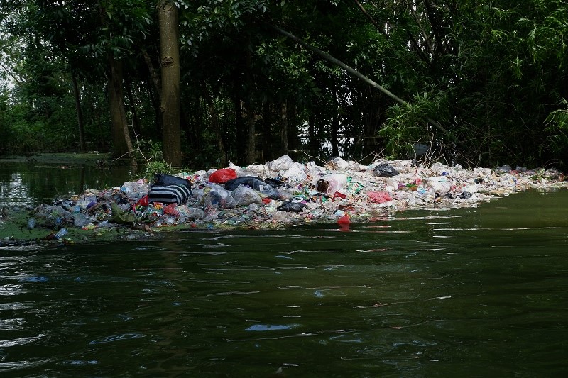 Tumpukan sampah di genangan banjir, Rabu, 4/1/2023 / Dunga Dinunga