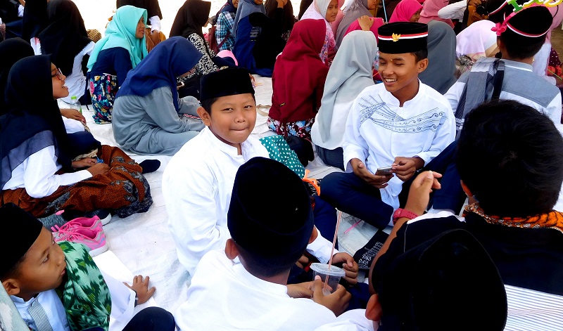 Anak-anak sekolah perlu dilindungi dari gadget / Clakclik.com