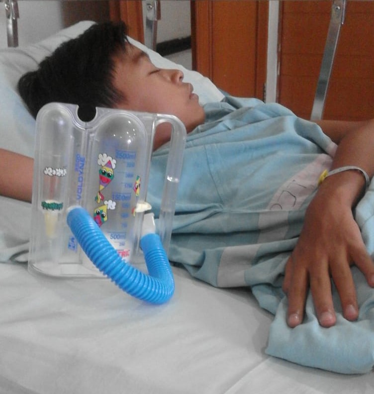 Faza (13 tahun), anak dengan kelainan jantung bawaan, sedang menjalani latihan pernafasan  sebelum menjalani operasi, Senin (4/11/2019) / Istimewa Muji Lestari