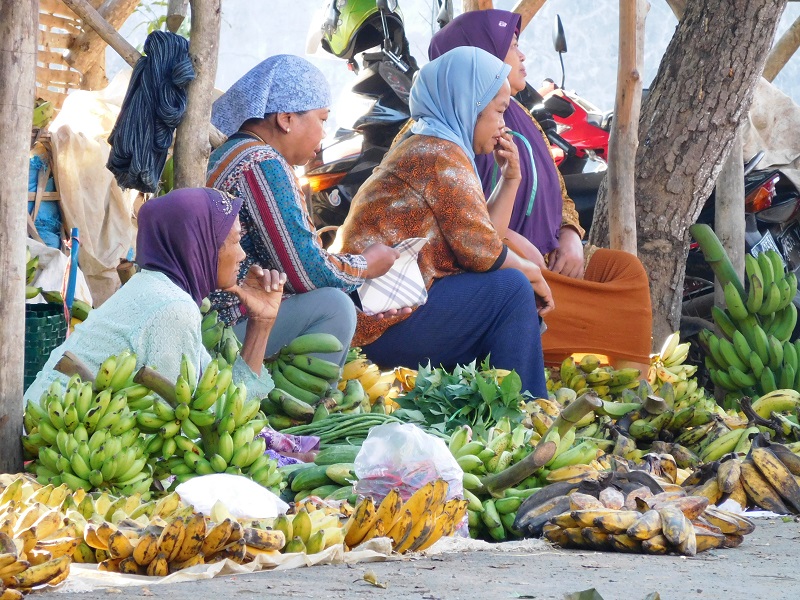 Perempuan-perempuan penjual pisang di pasar Desa Pucakwangi, Kecamatan Pucakwangi, Pati. / Clakclik.com