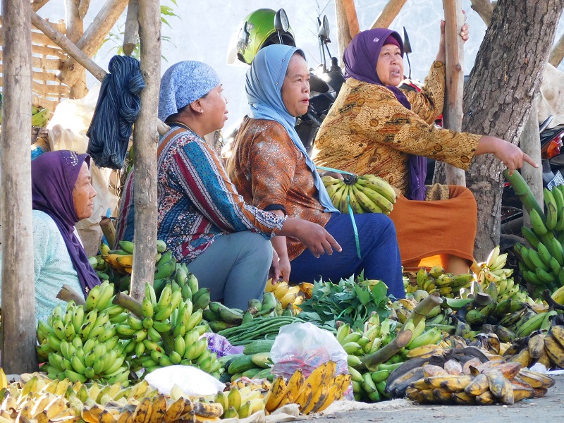 Perempuan-perempuan penjual pisang di pasar Desa Pucakwangi, Kecamatan Pucakwangi, Pati. / Clakclik.com