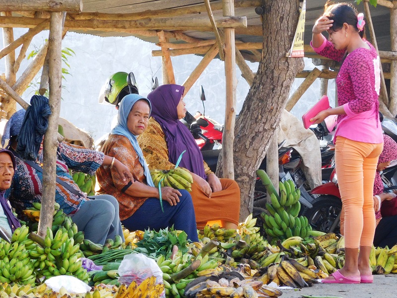 Perempuan-perempuan penjual pisang di pasar Desa Pucakwangi, Kecamatan Pucakwangi, Pati. / Clakclik.com