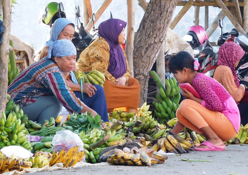 Perempuan-perempuan penjual pisang di pasar Desa Pucakwangi, Kecamatan Pucakwangi, Pati. / Clakclik.com