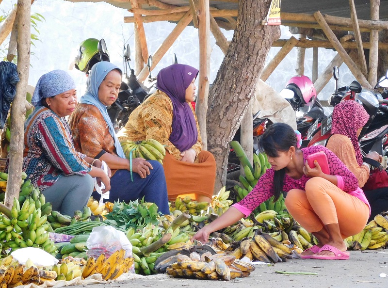 Perempuan-perempuan penjual pisang di pasar Desa Pucakwangi, Kecamatan Pucakwangi, Pati. / Clakclik.com