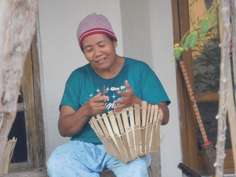 Perempuan menganyam di teras rumah bisa kita jumpai di Desa Pulorejo, Kecamatan Winong, Pati. Banyak perempuan mengisi waktu senggang dengan menganyam. Desa Pulorejo dikenal sebagai desa sentra anyaman bambu / Clakclik.com