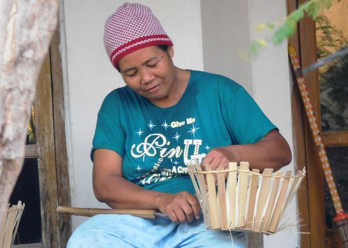 Perempuan menganyam di teras rumah bisa kita jumpai di Desa Pulorejo, Kecamatan Winong, Pati. Banyak perempuan mengisi waktu senggang dengan menganyam. Desa Pulorejo dikenal sebagai desa sentra anyaman bambu / Clakclik.com