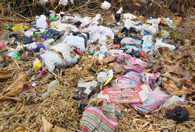Sampah rumah tangga menumpuk ditepi sungai di tepi jalan tembus Pucakwangi - Winong, sebelah barat Desa Karangrejo / Clakclik.com, Selasa (15/10/2019)
