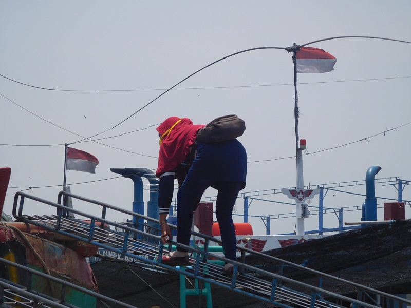 perempuan terlibat dalam proses bongkar ikan di pelabuhan juwana, (12/10/2019) / Clakclik.com