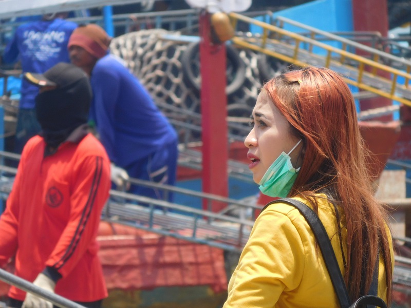 perempuan terlibat dalam proses bongkar ikan di pelabuhan juwana, (12/10/2019) / Clakclik.com