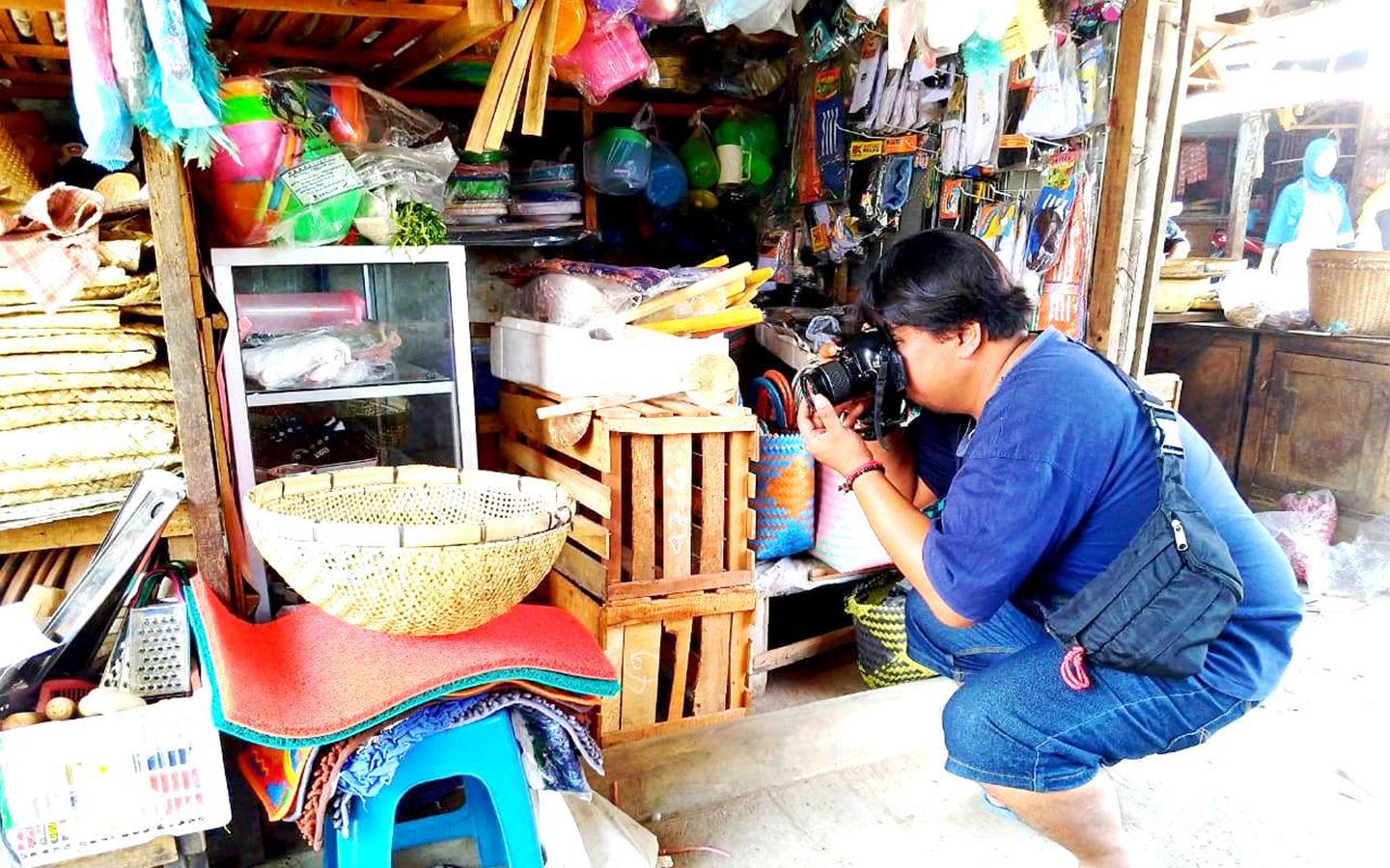 Salah satu anggota Komunitas Nyawidji Pojok sedang memotret alat rumah tangga tradisional di pasar tradisional Desa Gabus, Kecamatan Gabus, Pati, Jawa tengah,  Sabtu (7/9/2019). Pemotretan ini dalam rangka dokumentasi benda-benda tersebut sebagai bahan pengenalan dan pembelajaran untuk masyarakat terutama kalangan remaja dan anak-anak. Disamping memanfaatkan sumberdaya local, alat rumah tangga tradisional juga menggunakan bahan-bahan yang ramah lingkungan. 