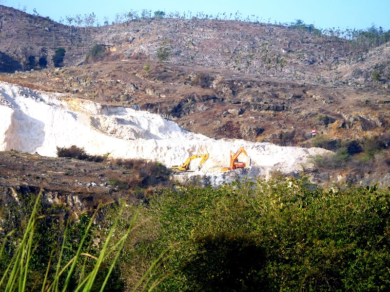 Pertambangan di Gadudero, 500 meter dari tempat wisata Sonokeling / Clakclik.com, Minggu (20/10/2019)