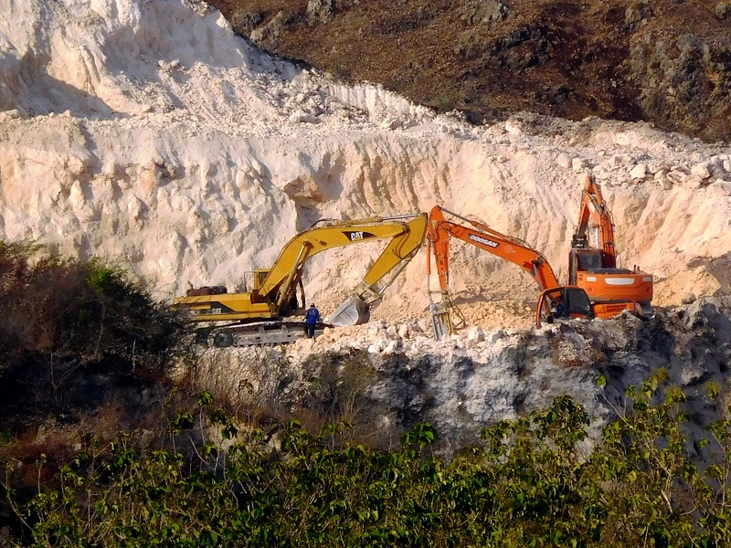 Pertambangan di Gadudero, 500 meter dari tempat wisata Sonokeling / Clakclik.com, Minggu (20/10/2019)