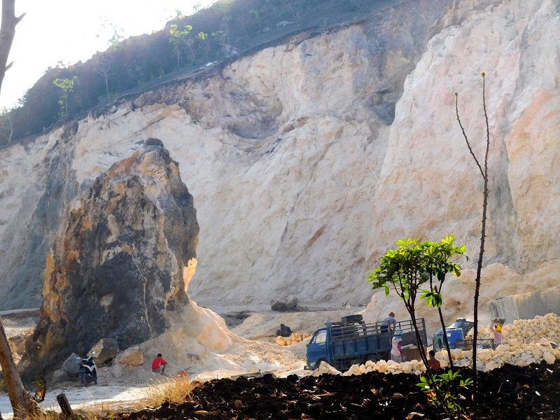 Pertambangan di Gadudero, 500 meter dari tempat wisata Sonokeling / Clakclik.com, Minggu (20/10/2019)