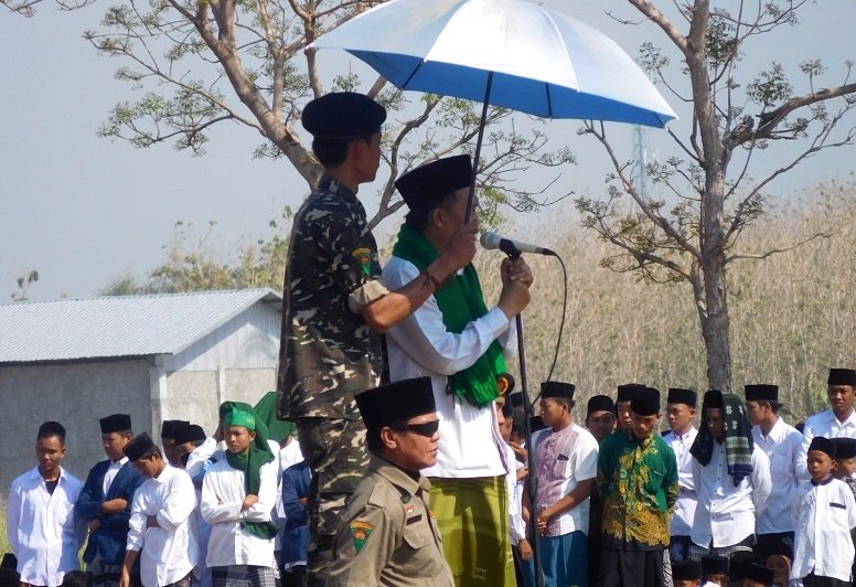 KH. Moh Yasin, Ketua MWC NU Pucakwangi saat menyampaikan amanat dalam upacara HSN di lapangan sepakbola Desa Sokopuluhan, Selasa (22/10/2019) / Clakclik.com