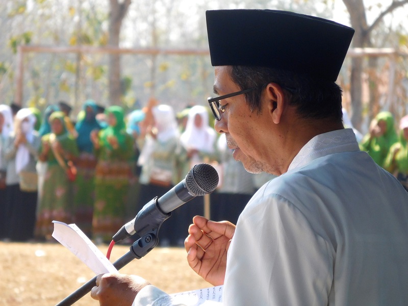 KH. Mudawam MZ; Rois Syuriyah MWC NU Pucakwangi saat memimpin do'a dalam upacara peringatan HSN di lapangan sepakbola Desa Sokopuluhan, Selasa (22/10/2019) / Clakclik.com