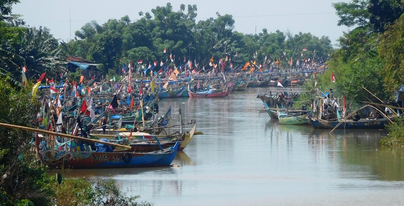 Ratusan perahu nelayan tradisional parkir di Sungai Tayu, Pati, Senin (12/7/2021) / Foto: Clakclik.com