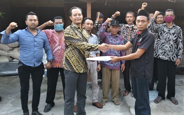 Sukarman, SH.MH bersama sejumlah perangkat desa di Rembang / Istimewa
