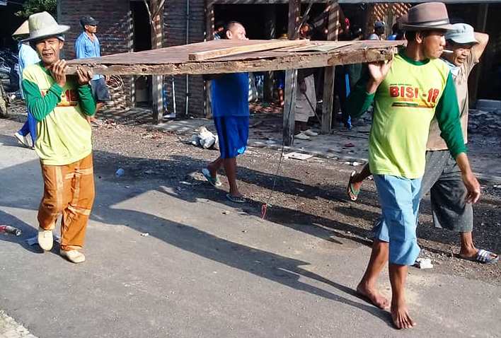 Warga Dukuh Cengklik Desa Sinomwidodo, membongkar rumah yang dibeli dengan cara iuran untuk disumbangkan kepada warga yang mengalami musibah kebakaran, Senin (11/11/2019) / FB Kasmuri Ahmad, Kepala Desa Sinomwidodo