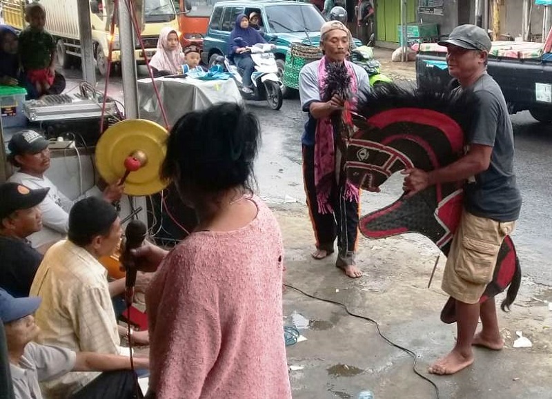 PSB Mustiko Budoyo, pentas di tepi jalan kompleks Pasar Sukolilo, Kamis (16/1/2020) / Istimewa