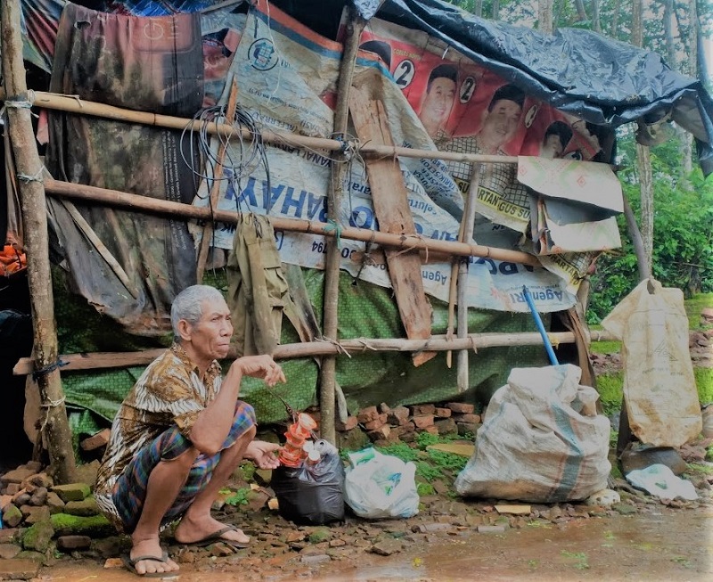 Kakek Suwardi di depan gubugnya / Istimewa