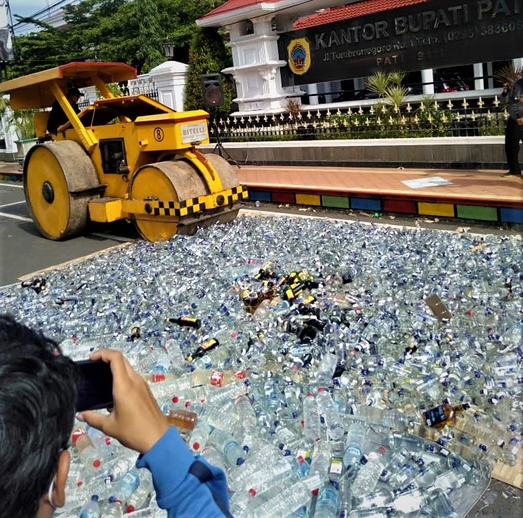 Pemusnahan Miras di depan Kantor Bupati Pati, Selasa (28/1/2020) / Istimewa