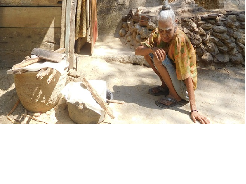 Nenek Sulipah sedang berjemur didepan gubugnya di Desa Sukolilo, Kecamatan Sukolilo, Pati, Minggu (20/10/2019) / Clakclik.com