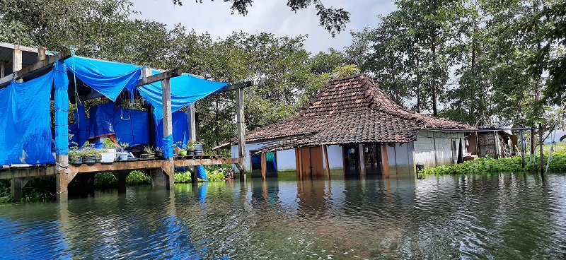 Rumah tergenang banjir dan ditinggal mengungsi penghuninya di Desa Kasiyan, Sukolilo, Pati beberapa waktu lalu / Foto: Clakclik.com 