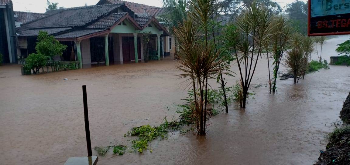 Banjir di Desa Tegalombo, Jum'at (10/1/2020) / Clakclik.com
