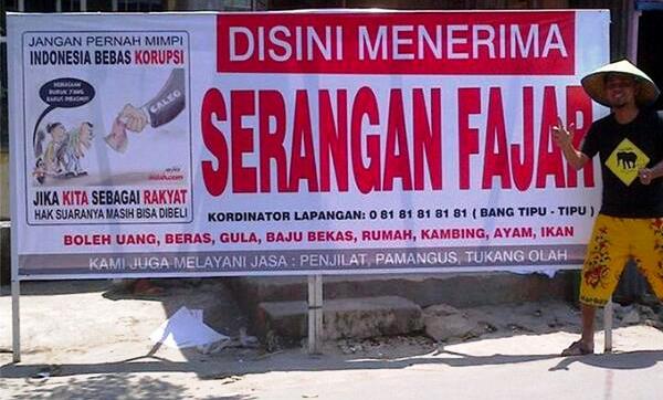 contoh spanduk ber'meme' / twitter.com