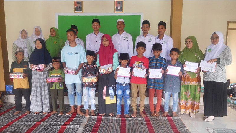 Anak-anak penerima santunan pendidikan LAZISNU Pucakwangi foto bersama pengurus LAZISNU, Muslimat dan Fatayat , Jum'at (27/12/2019) / Clakclik.com Anak-anak penerima santunan pendidikan LAZISNU Pucakwangi foto bersama pengurus LAZISNU, Muslimat dan Fatayat , Jum'at (27/12/2019) / Clakclik.com